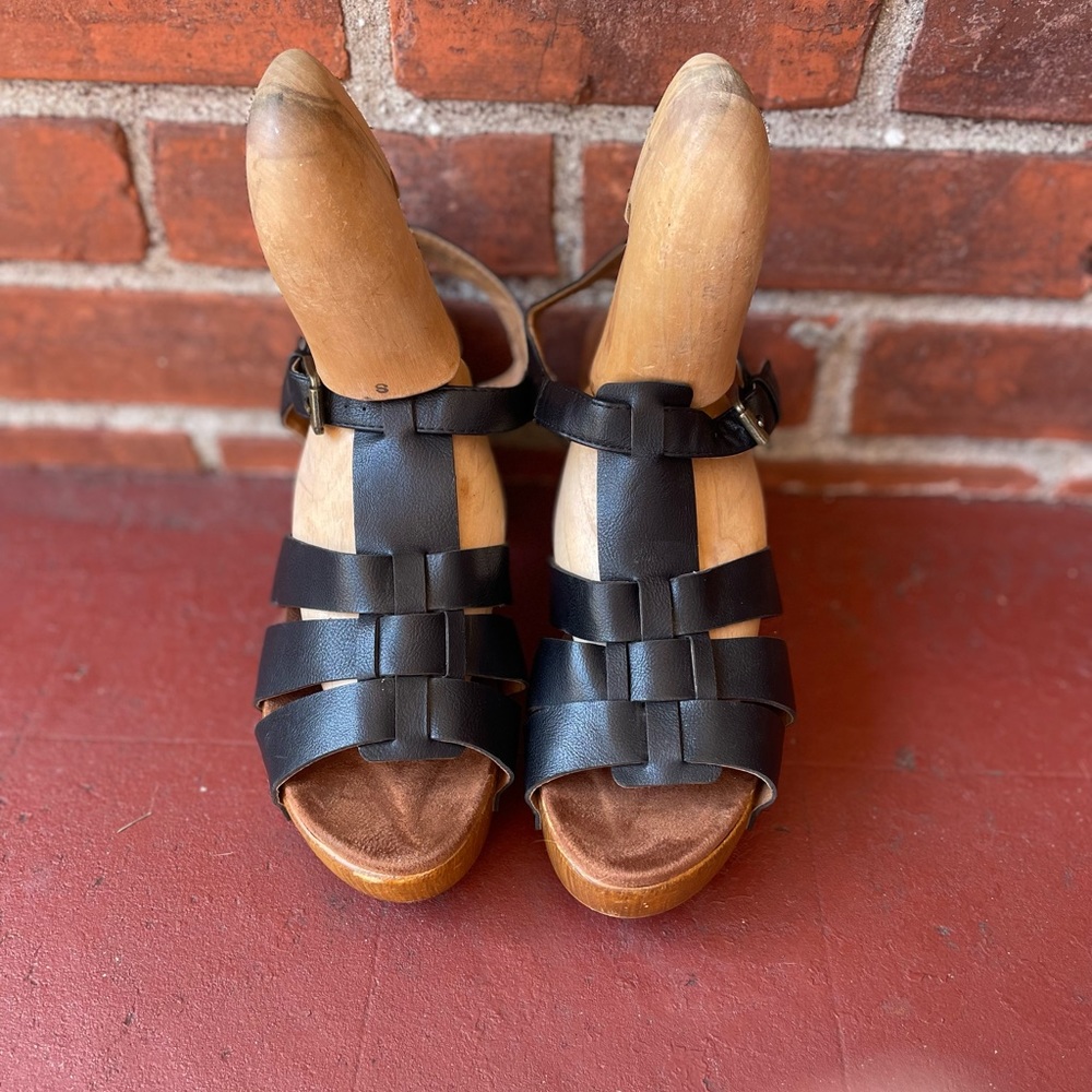 White Mountain Footbeds Black Platform sandals Size 8.5